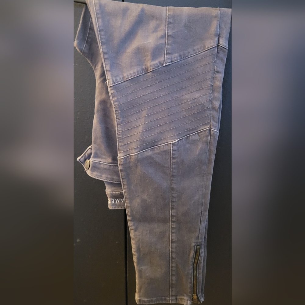 》》AMERICAN EAGLE OUTFITTERS CHARCOAL GRAY DISTRESSED JEANS W/ ANKLE ZIPPERS 《《